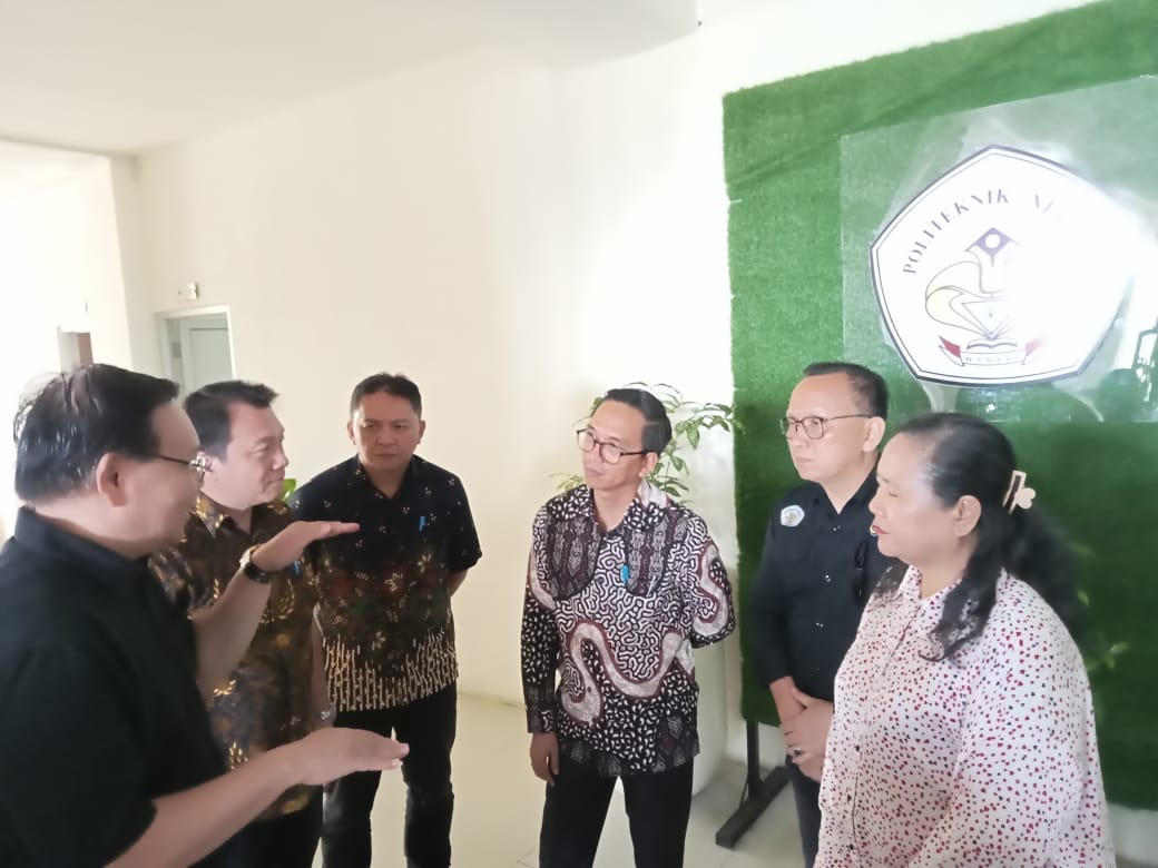 Diskusi santai pimpinan Polimdo dan PLN Nusantara Power. (foto: Meikel/Barta