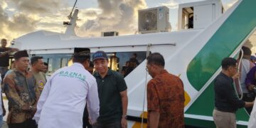 Foto: Bupati Kepulauan Sangihe, Michael Thungari tiba di pelabuhan Tahuna Beach Hotel dengan kapal klinik laut disambut secara adat. Tampak pengurus BAZNAS Sangihe menyalami Bupati. (Dok. Rendy/Barta1)