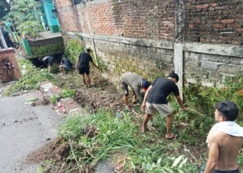 KPAB Chiroptera CS Bersihkan Bantaran Sungai: 35 Karung Terangkat