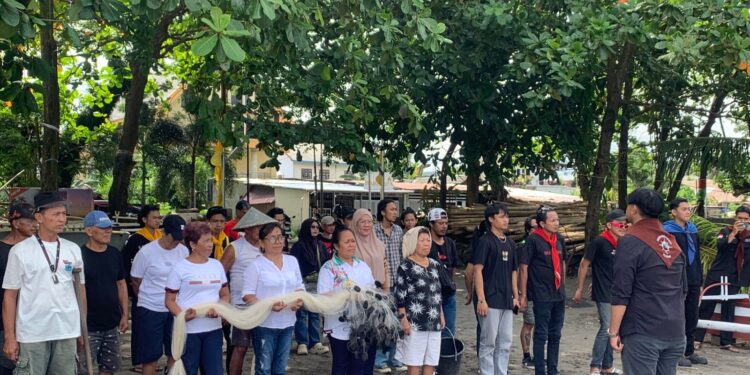 Gelar Upacara Bendera, Pecinta Alam dan Nelayan Serukan Sumpah Pemuda dan Tolak Reklamasi
