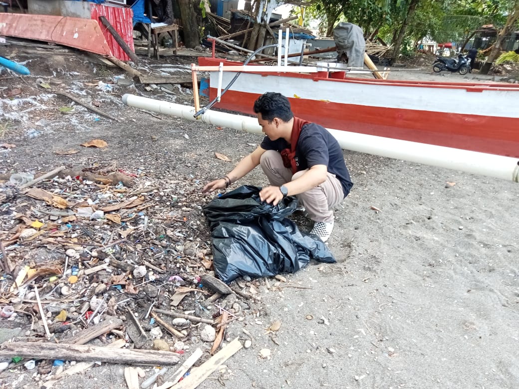 Aksi pembersihan Pantai Karangria Manado Utara. (Foto: Meikel/Barta)