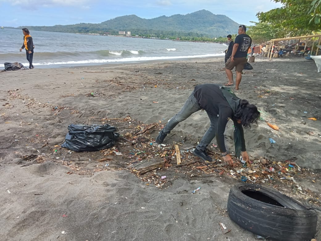 Aksi pembersihan Pantai Karangria Manado Utara. (Foto: Meikel/Barta)