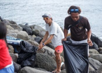 Foto: Aksi bersih-bersih pantai oleh Seasoldier Sangihe. (Dok. Stenly Pontolawokang)