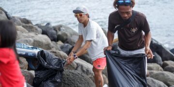 Foto: Aksi bersih-bersih pantai oleh Seasoldier Sangihe. (Dok. Stenly Pontolawokang)