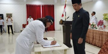 Foto: Bupati Kepulauan Sangihe Michael Thungari melantik Yulia Stevie Komenaung sebagai Penjabat Kapitalaung Kampung Bengka. (Dok. Rendy/Barta1)