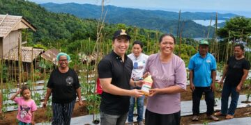 Foto: Bupati Kepulauan Sangihe Michael Thungari bersama warga di lahan pertanian Kampung Kalinda I. (Dok. Istimewa)