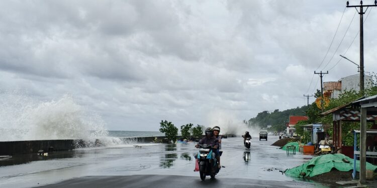 Foto: Gelombang tinggi menghantam khawasan Boulevard Tahuna. (Dok. Rendy/Barta1)