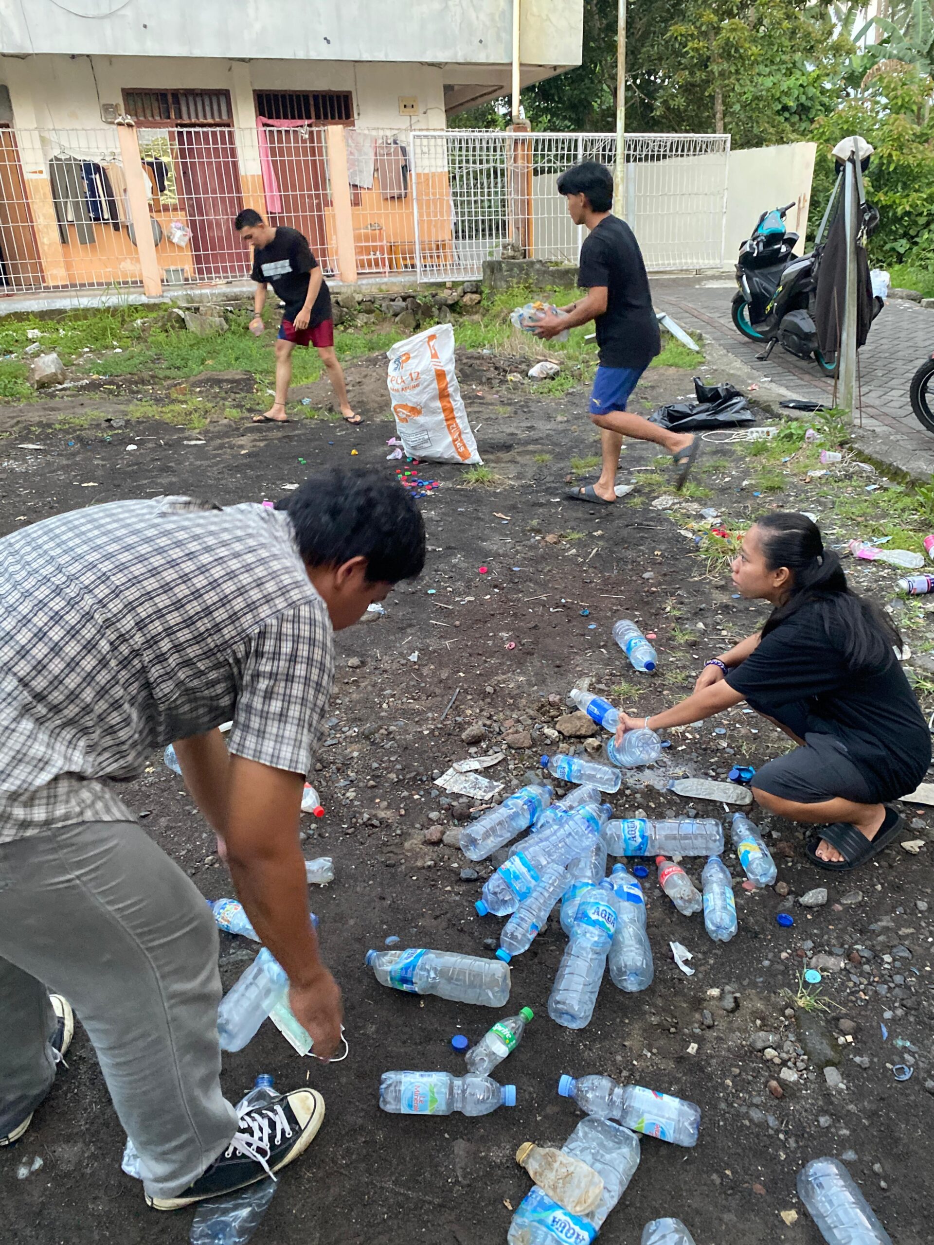 Proses pemilahan sampah yang bisa didaur ulang. (foto : Meikel /Barta)