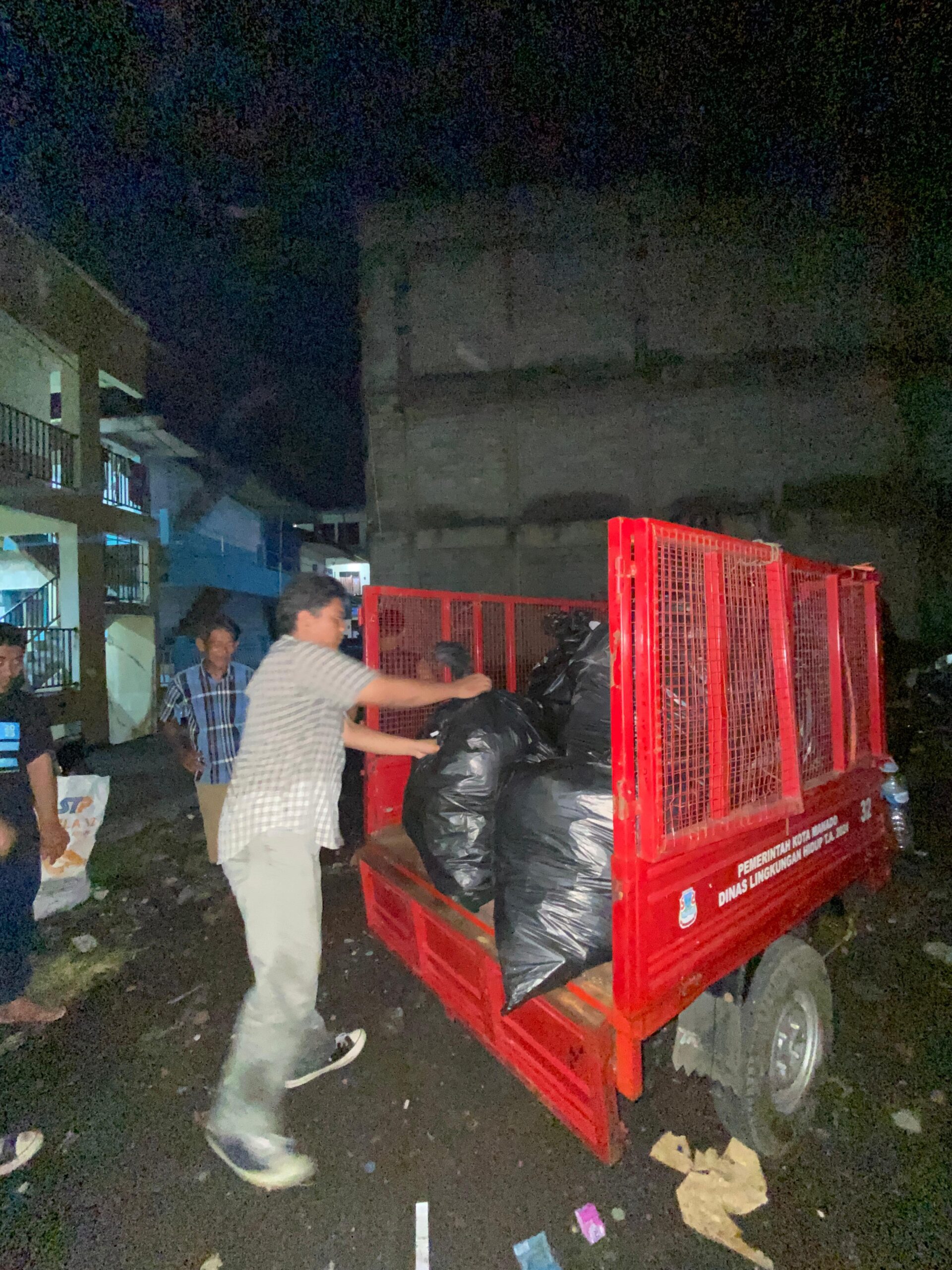 Proses pengangkutan sampah ke TPA Sumompo. (foto: Meikel / Barta)