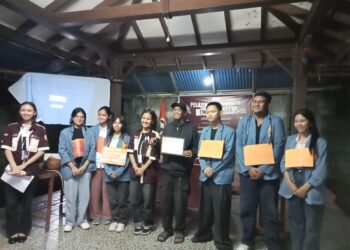 Koordinator Bidang Organisasi AJI Manado, Irzal, bersama pengurus dan peserta PJTD Acta Diurna. (Foto: Meikel /Barta1. com)