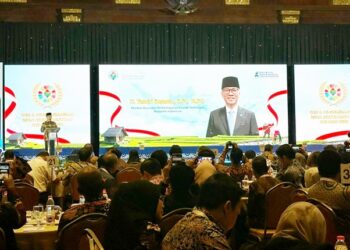 Menteri Desa dan Pembangunan Daerah Tertinggal Republik Indonesia H. Yandri Susanto, S.Pt, M.Pd. saat sambutan dalam kegiatan CSR dan Pengembangan Desa Berkelanjutan Award 2025. (foto: Humas PLN Sulutenggo)