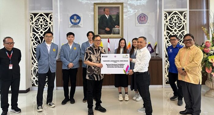 Penganugerahaan beasiswa dari PLN untuk mahasiswa-mahasiswi Fakultas Teknik Unsrat Manado. (foto: Humas PLN)