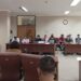 Masyarakat Tanjung Merah, Kota Bitung menyampaikan aspirasi di Gedung DPRD Sulut. (Foto: meikel/barta)