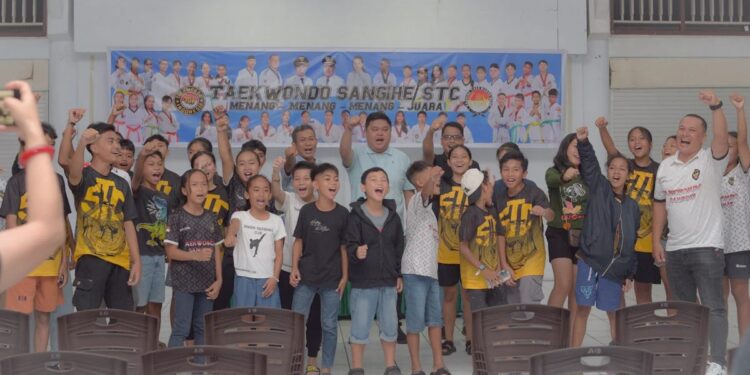 FOTO: Ketua KONI Sangihe, Tendris Bulahari, melepas kontingen STC ke Open Tournament Piala Gubernur Sulut 2025. (Dok. Istimewa)