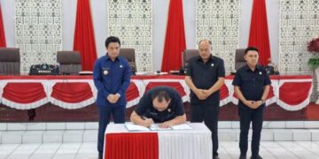 Foto: Pemkab dan DPRD Kepulauan Sangihe menandatangani hasil rapat paripurna pembahasan Rancangan Perubahan APBD, Sabtu (20/9/2025). Ada sejumlah anggaran yang akan digeser. (Dok. Istimewa)