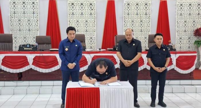 Foto: Pemkab dan DPRD Kepulauan Sangihe menandatangani hasil rapat paripurna pembahasan Rancangan Perubahan APBD, Sabtu (20/9/2025). Ada sejumlah anggaran yang akan digeser. (Dok. Istimewa)
