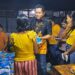 Ketua DPD II Partai Golkar Kabupaten Kepulauan Talaud, Yopi saraung, SE., MM sedang memberikan beras kepada warga yang antusias hadir di lokasi pasar murah.