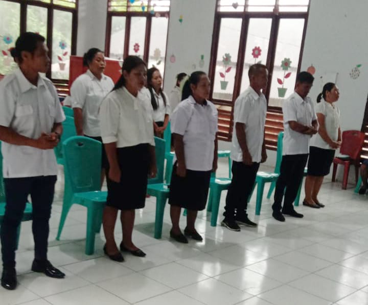 Nampak suasana Pejabat Kepala Desa Bambung, Marhareta Andolo, S.Pd saat merehabilitas 7 Perangkat Desa Bambung.