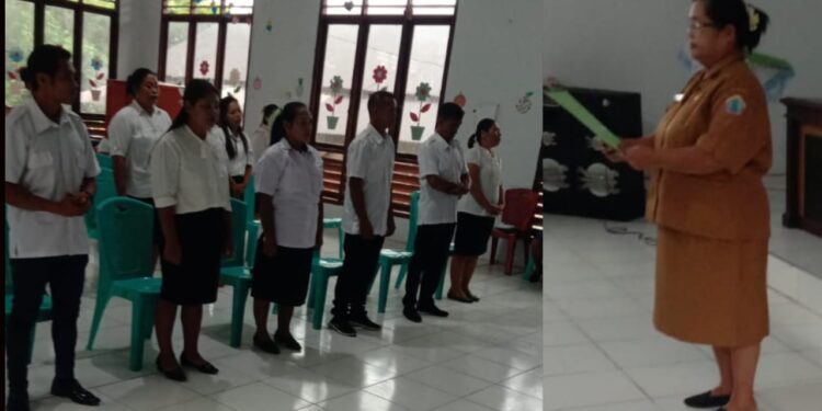 Pejabat Kepala Desa Bambung, Marhareta Andolo, S.Pd saat membacakaan surat rehabilitas kepada 7 orang Perangkat Desa Bambung.