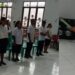 Pejabat Kepala Desa Bambung, Marhareta Andolo, S.Pd saat membacakaan surat rehabilitas kepada 7 orang Perangkat Desa Bambung.