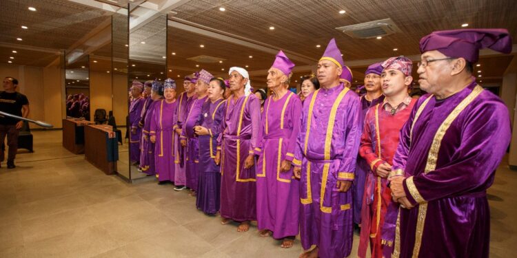Foto: Pelantikan dewan adat Kabupaten Kepulauan Sangihe, di Tahuna Beach Hotel. (Dok. Stenly Pontolawokang)
