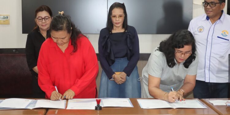 Penandatanganan MoU Polimdo dan SMK N 1 Manado. (foto: istimewa)