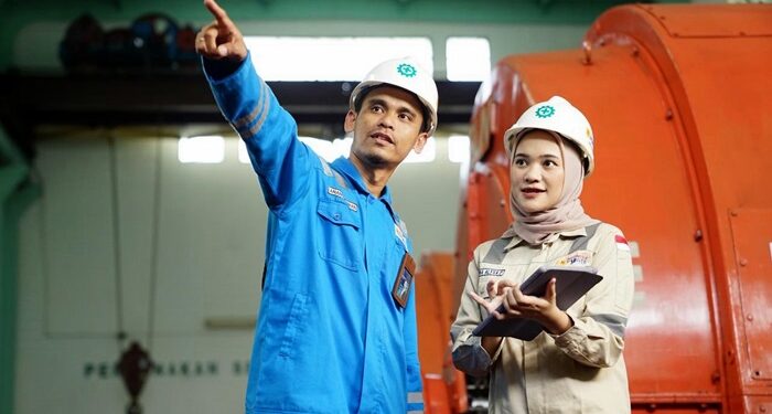 Pegawai PLN yang tengah melakukan inspeksi di ruang turbin PLTA Jelok Kabupaten Semarang Jawa Tengah. (foto: Humas PLN)