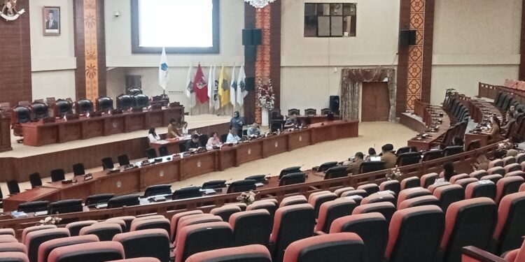 Ruangan Paripurna DPRD Sulut, saat pembahasan Ranperda. (foto: meikel/barta)