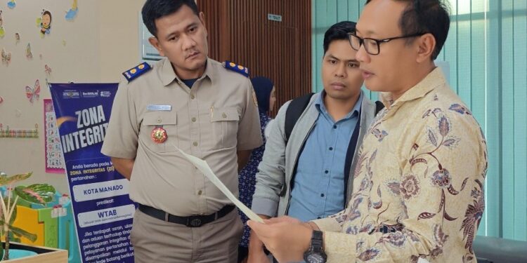 Kapus Data dan Informasi Pertanahan dan Tata Ruang Tinjau Hasil Cetakan Sertipikat di Kantor Pertanahan Manado