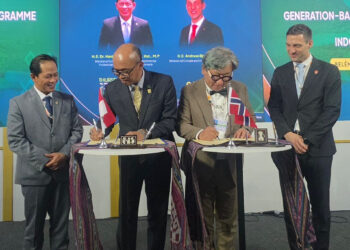 Menteri Lingkungan Hidup Republik Indonesia, Hanif Faisol Nurofiq (kiri) bersama Menteri Iklim dan Lingkungan Hidup Norwegia, Andreas Bjelland Eriksen (kanan) menyaksikan penandatanganan Mutual Expression of Intent Generation-Based Incentive Programme . (foto: Humas PLN)