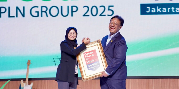Direktur Legal dan Manajemen Human Capital PLN, Yusuf Didi Setiarto menerima sertifikat Great Place To Work dari Perwakilan GPTW Indonesia, Intan Permata Sari. (foto_ Humas PLN)