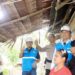 Petugas PLN secara simbolis menyalakan listrik di rumah salah satu penerima program sambung listrik gratis Berbagi Cahaya Menumbuhkan Harapan. (foto: Humas PLN)