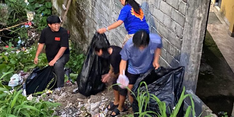 Ketika Sampah Berserakan  Disamping dan Depan,  Tansa Bersihkan Area Kos   OHIO  2 dan Berkat