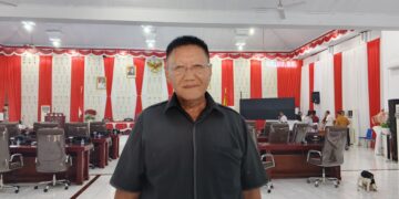 Foto: Anggota DPRD Komisi I, Fri John Sampakang mendorong penonaktifan Kepala. Desa Mohong Sawang. (Dok. Rendy/Barta1)