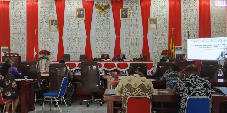 Foto : Rapat Banggar dipimpin oleh Ketua DPRD Sangihe Ferdy Sondakh, didampingi Wakil Ketua I Risal Paulus Makagansa dan Wakil Ketua II Marvein Hontong. Turut hadir Sekretaris Daerah, para pejabat asisten pemerintahan, serta kepala organisasi perangkat daerah (OPD) Pemerintah Kabupaten Kepulauan Sangihe. (Dok. Rendy/Barta1)