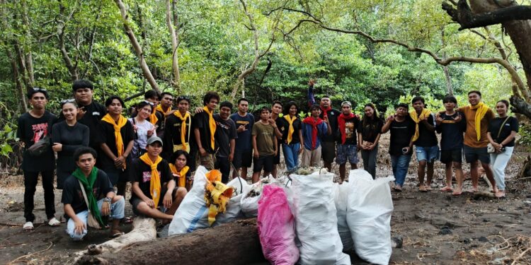 Cegah Perubahan Iklim, Lindungi  Mangrove dari Sampah : Lilarung – Tansa Gelar Pembersihan
