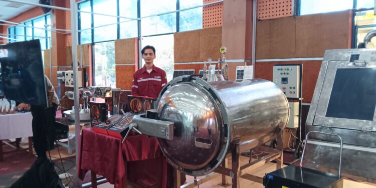 Sekjur AB Polimdo Arifmanuel Kolondam di antara Teknologi Tepat Guna FUTURE. (foto;Meikel /Barta
