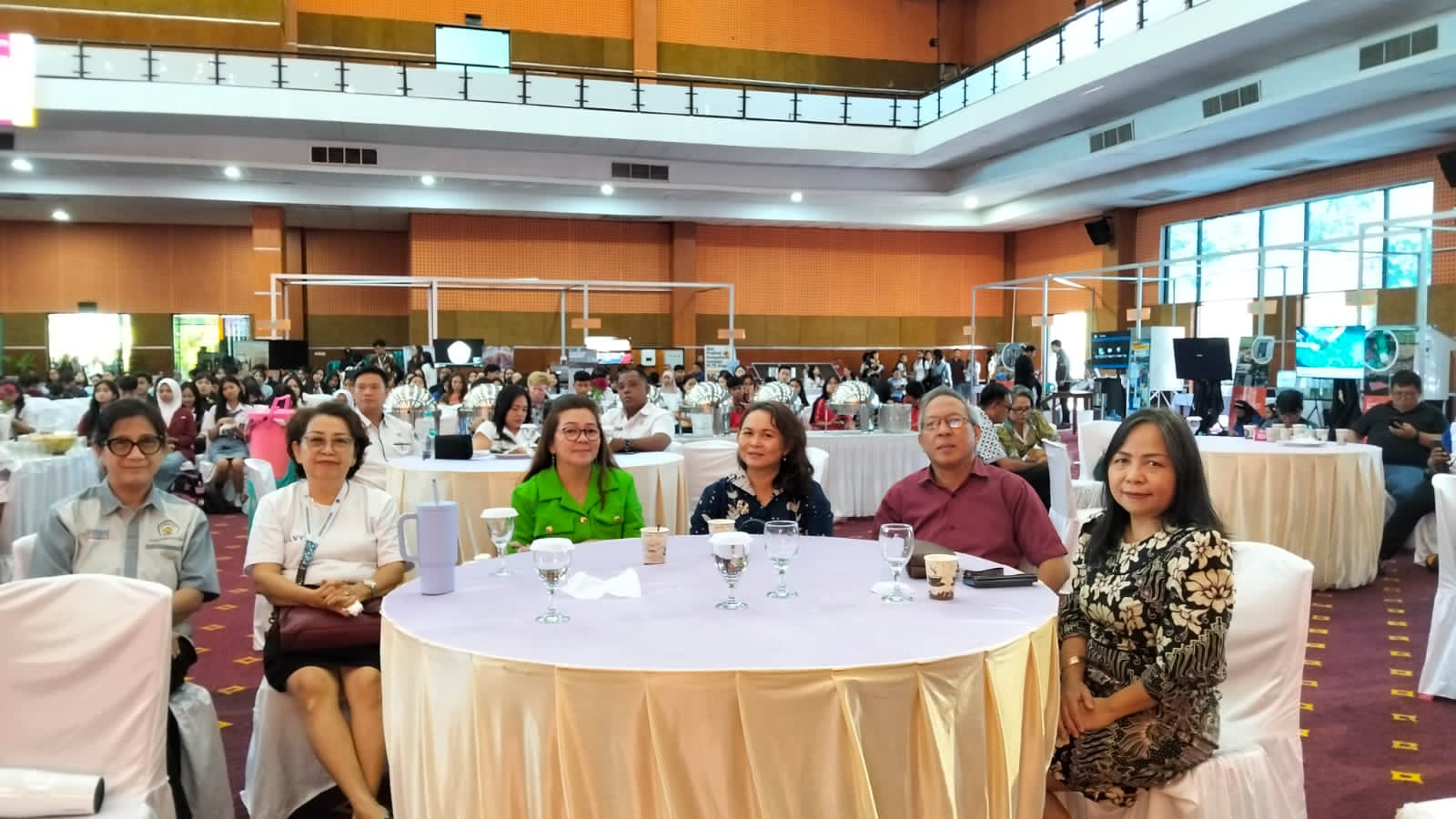 Pimpinan Jurusan Administrasi Bisnis Polimdo. (foto : Meikel /Barta)