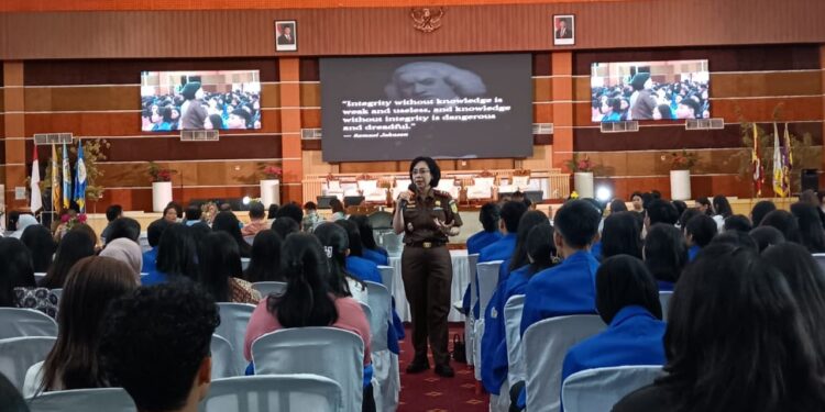 Pesan Inspiratif Dr. Chantarina Bagi Ratusan Mahasiswa Polimdo: Pendidikan Adalah Jalan Martabat