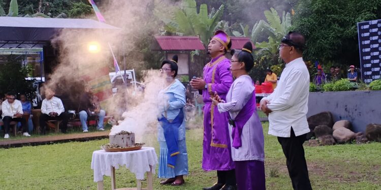 Foto: Ritual metipu, yaitu pembakaran kemenyan sebagai sesembahan wewangian, simbol penghormatan kepada leluhur dan permohonan keseimbangan kepada Tuhan. (Dok. Rendy/Barta1)