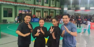 Foto: Dua Pesilat Putri Sangihe Kategori Tanding yang Maraih Medali Emas di Porprov XII Sulawesi Utara, bersama Ketua IPSI Sangihe, dr. Aprikonus Loris dan Bupati Kepulauan Sangihe, Michael Thungari. (Dok. Istimewa)
