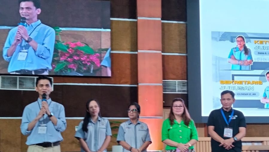 Pimpinan Jurusan Administrasi Bisnis Polimdo. (foto : Meikel /Barta)