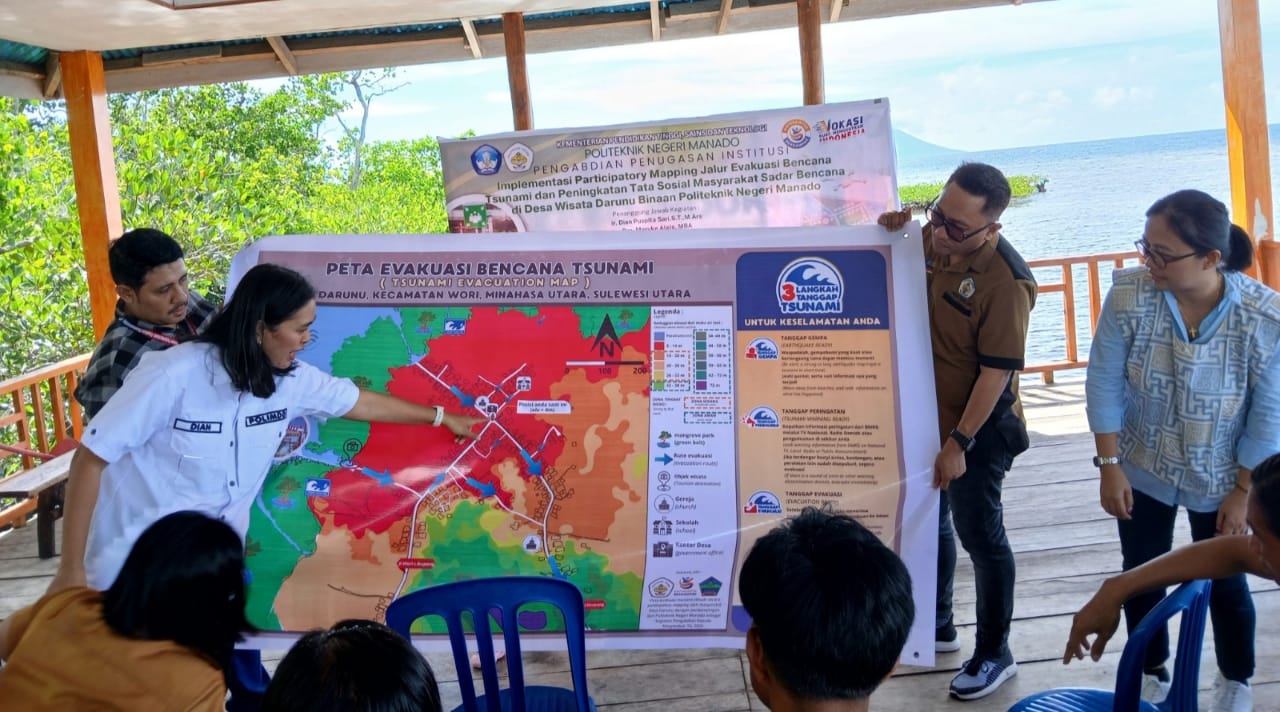 Ketua Tim Pengabdian Polimdo, Ir. Dian Puspita Sari, S.T., M.Ars bersama tim menjelaskan terkait peta Mapping jalur evakuasi bencana. (foto : istimewa)