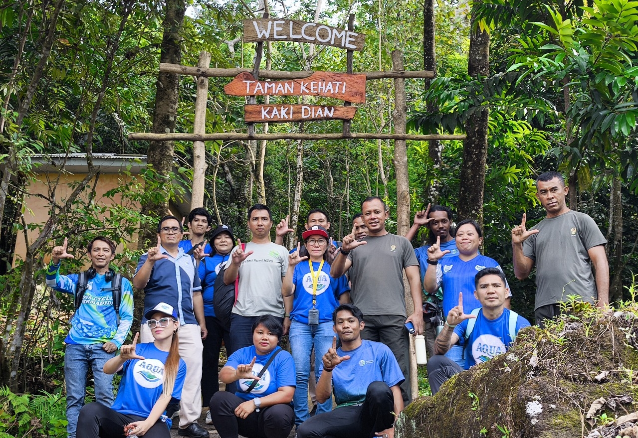 Kebersamaan PT Tirta Investama, Pemkab Minut dan Manengkel Solidaritas di Taman Kehati Kaki Dian. (foto : istimewa)