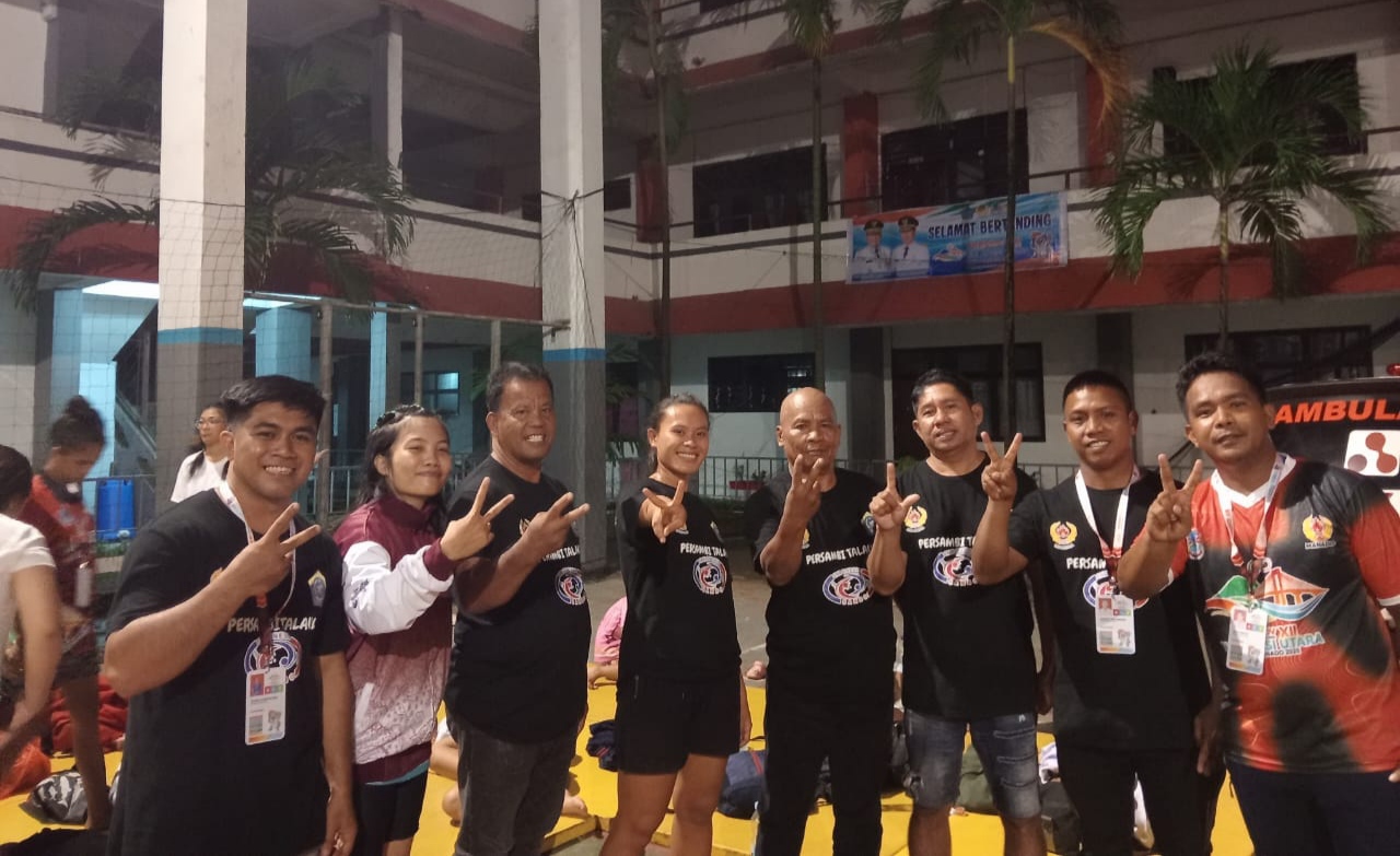 Foto bersama Ketua Cabor Sambo Kabupaten Kepulauan Talaud, Manejer tim, Pelatih dan para atlet.