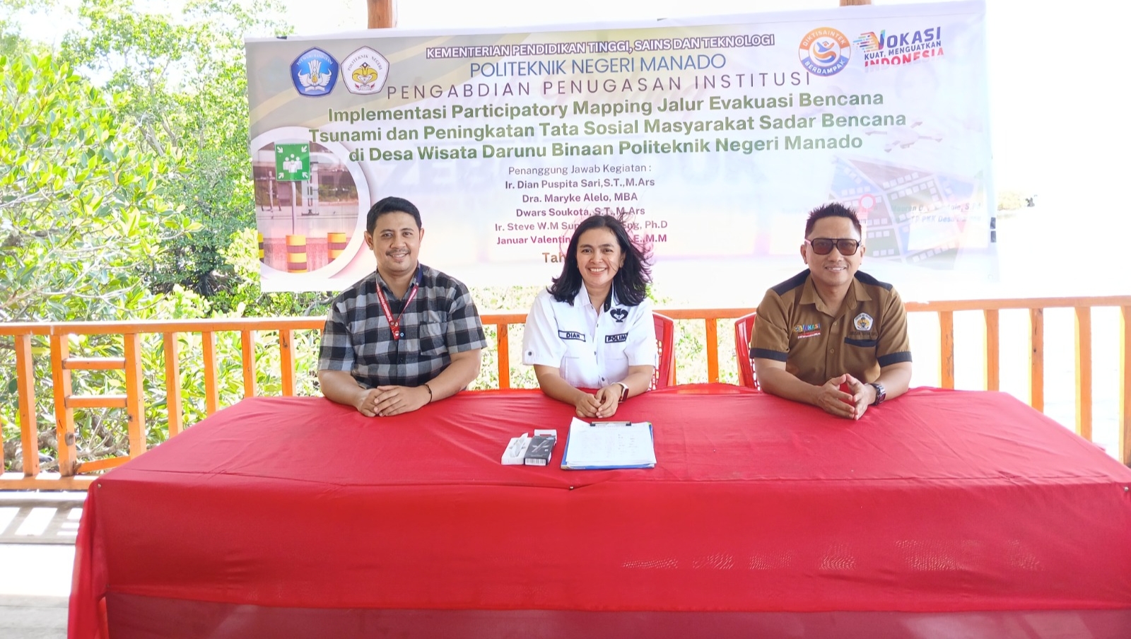 Tim Pengabdian Kepada Institusi Polimdo di Desa Darunu, Minut. (foto : istimewa)