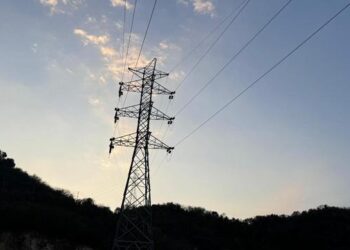Jaringan listrik PLN bertegangan tinggi. (foto: Liputan6)