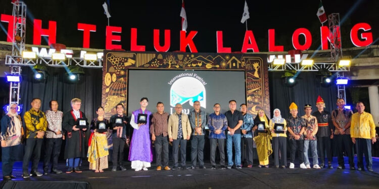 PLN UP3 Luwuk sukses menghadirkan listrik andal selama 5 hari acara, mendukung penampilan delegasi budaya mancanegara. (foto: Humas PLN)