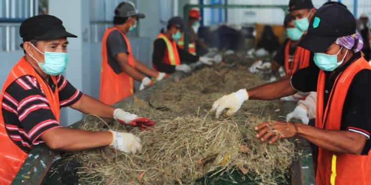 Pemilahan sampah untuk Pembangkit Listrik Tenaga Sampah atau PLTSa. (foto: Humas PLN)