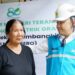 Salah satu penerima manfaat Program Berbagi Cahaya Menumbuhkan Harapan Ni Wayan Jarniti bersama Direktur Manajemen Pembangkitan PLN Rizal Calvary Marimbo saat penyalaan listrik di rumahnya di Desa Tangkura. (foto: Humas PLN)